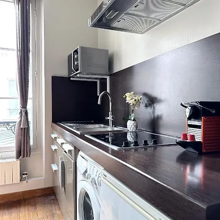 Quiet Retreat In Le Marais Apartment